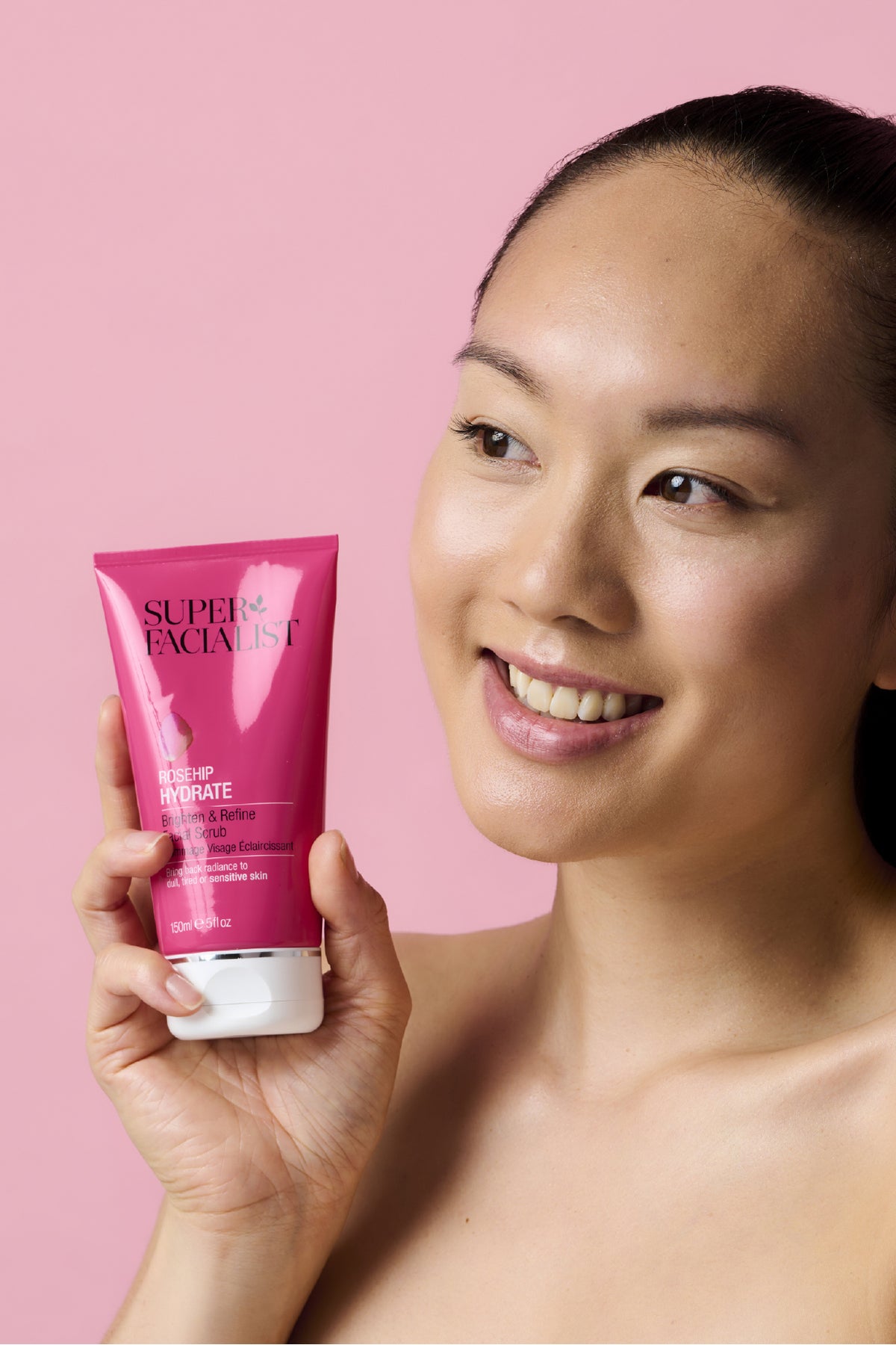 Super Facialist Kuşburnu Yağı İçeren Rahatlatıcı & Aydınlatıcı Yüz Temizleme Peelingi 150 ML